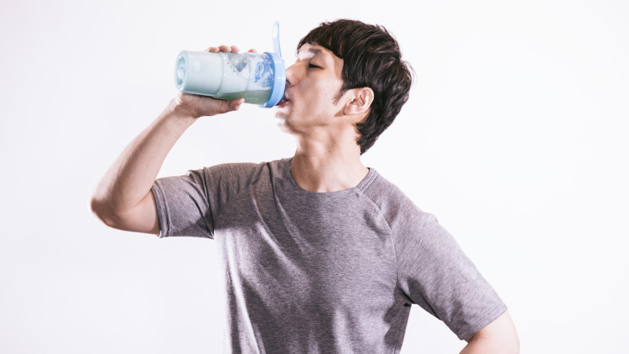 プロテインを飲む男