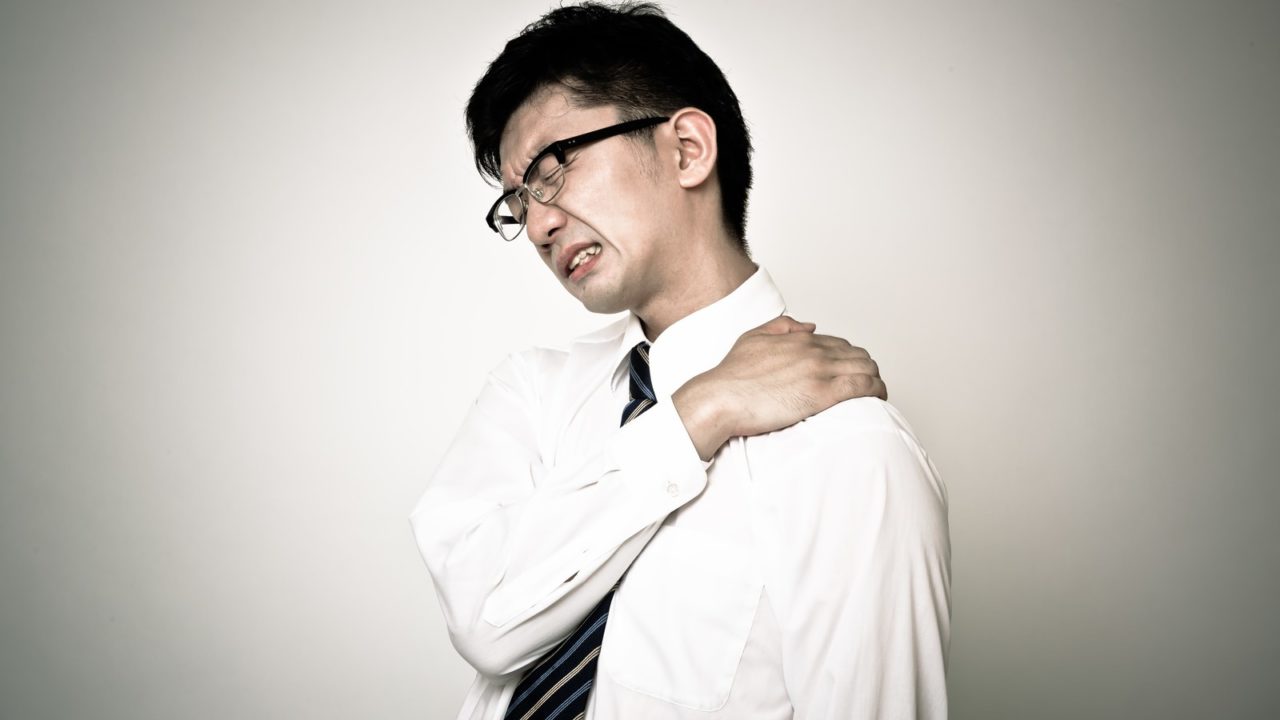 肩がこっている男