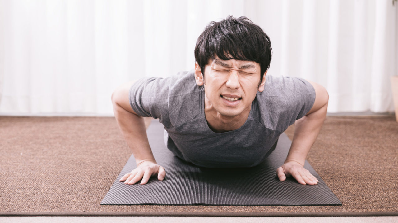 筋トレする男
